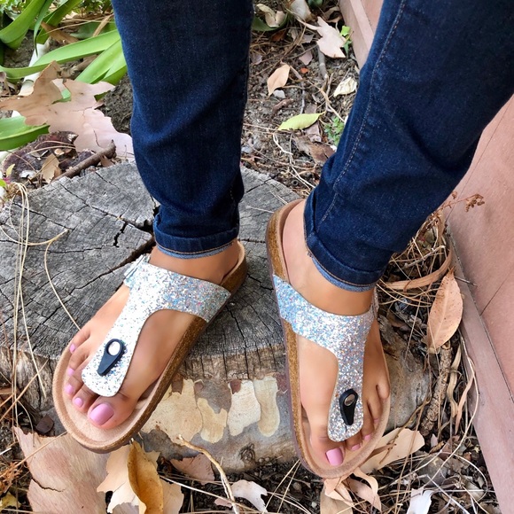 😍SILVER GLITTER THONG FOOTBED SANDALS - Picture 4 of 5